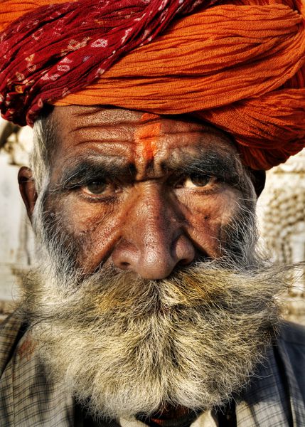 مرد سالخورده بومی هندی که به دوربین نگاه می کند