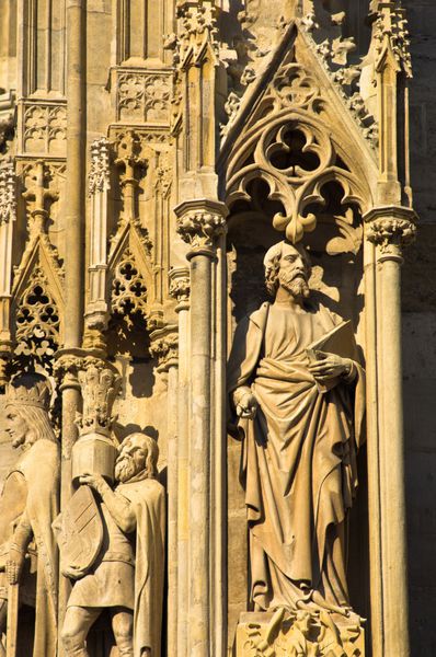 مجسمه هایی از کلیسای سنت استفان در مرکز شهر وین