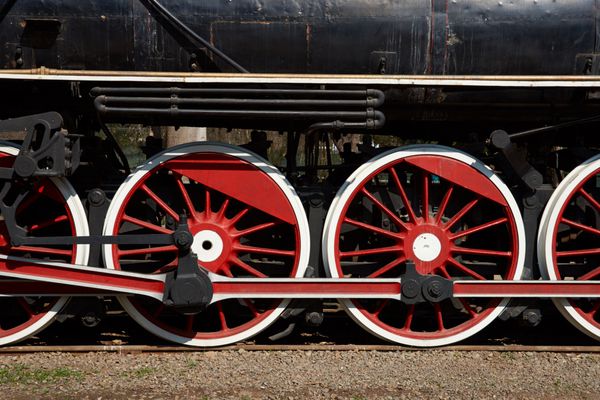 چرخ های یک قطار بخار تاریخی در سانتیاگو شیلی