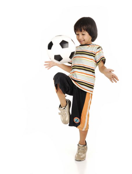 فوتبال پسر کوچک جدا شده در پس زمینه سفید