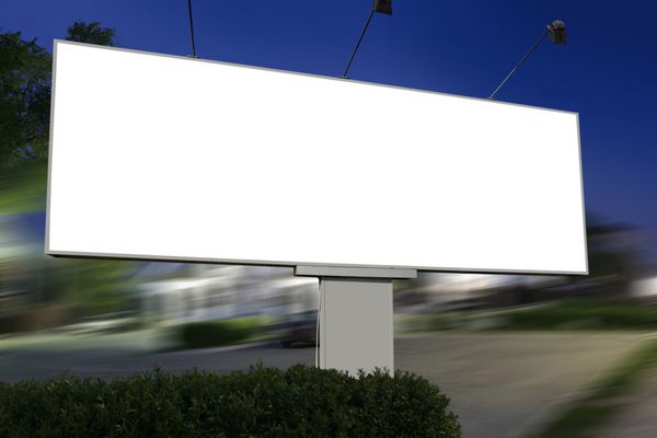 تبلیغات صفحه نمایش سفید با ترافیک در شب