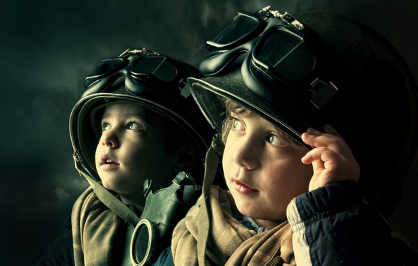 دو سرباز پسر جوان که به آسمان نگاه می کنند