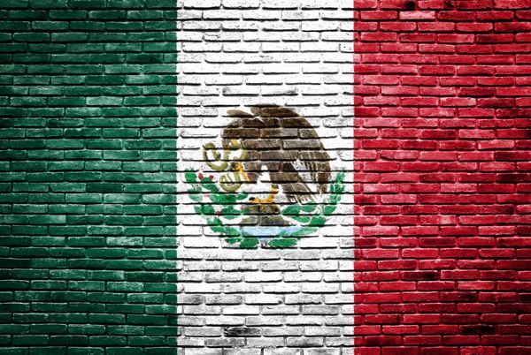 پرچم مکزیک روی پس زمینه بافت دیوار آجری قدیمی نقاشی شده است