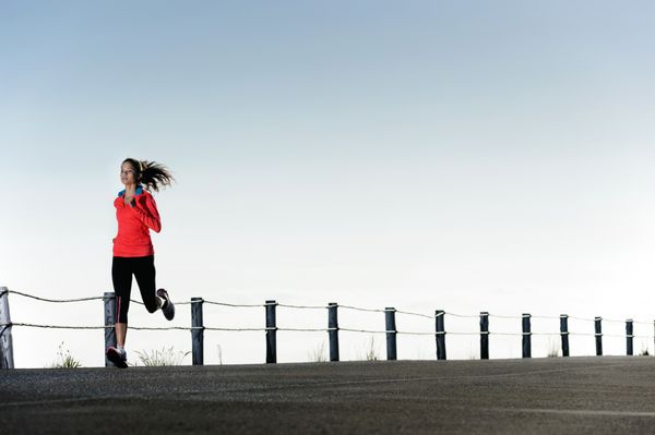دویدن زن تمرین تناسب اندام در فضای باز اکشن تصویر سبک زندگی سالم با کپی اسپ