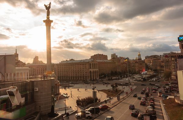 زندگی شهر کیف با آسمان دراماتیک