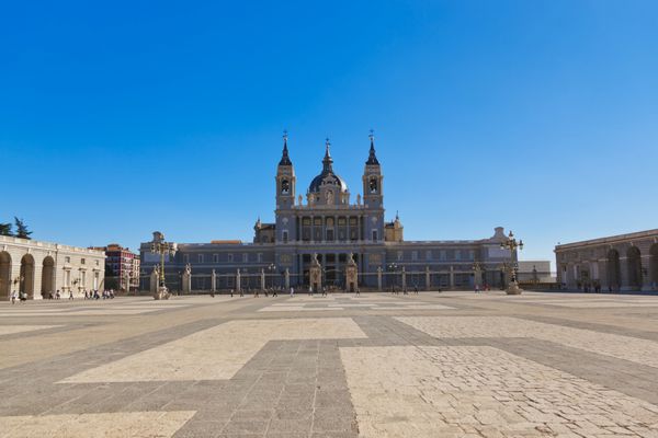 کلیسای جامع آلمودنا در مادرید اسپانیا - پس زمینه معماری