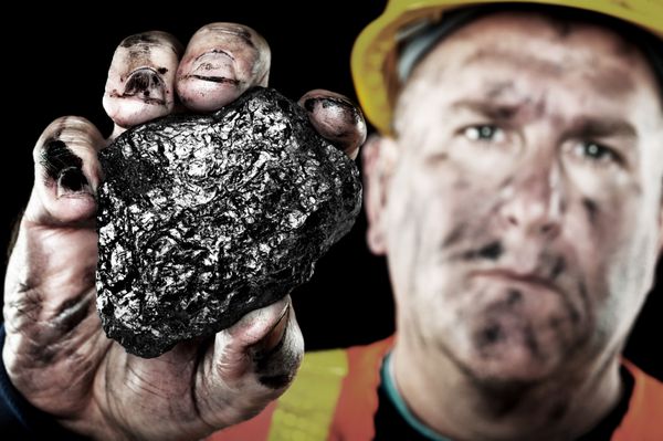 یک زغال‌سنگ کثیف توده‌ای از زغال‌سنگ را به‌عنوان منبع نیرو و انرژی نشان می‌دهد
