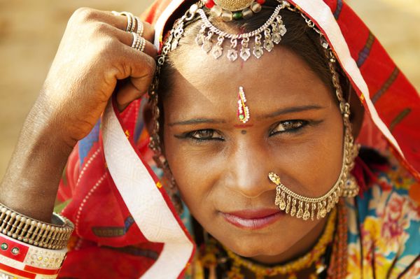 پرتره ای از زن زیبای هندی راجستان جیسالمر هند