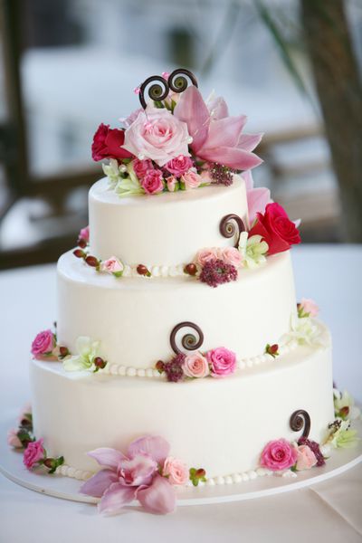 کیک عروسی صورتی و سفید با گل رز