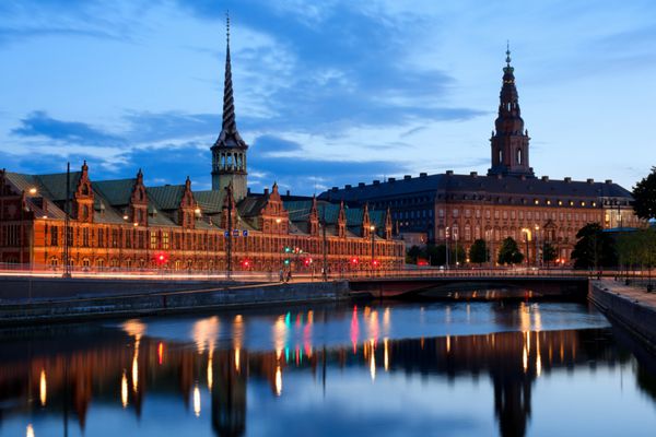نمای شب در رفیق کریستینبورگ بر فراز کانال در کپنهاگ اطلاعات gps در فایل موجود است