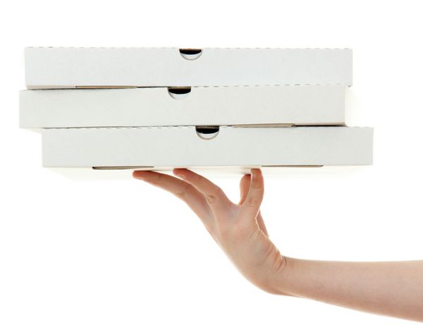 جعبه پیتزا با دست جدا شده در پس زمینه سفید