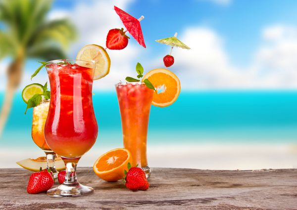 نوشیدنی های تابستانی با ساحل تار در پس زمینه