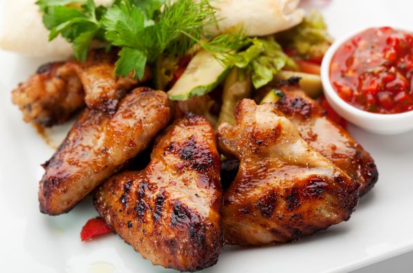 غذاهای گوشتی - بال مرغ کبابی با سس تند قرمز