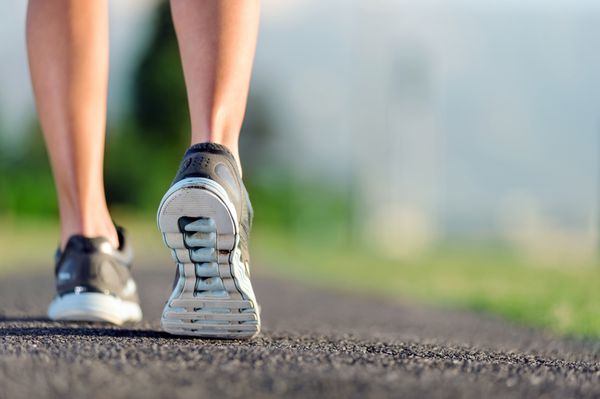پاهای یک ورزشکار که در مسیر پارک تمرین می کند برای تناسب اندام و سبک زندگی سالم