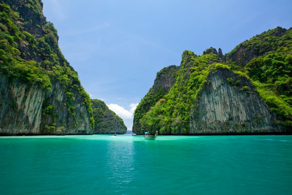صخره و دریای شفاف فی فی له در جنوب تایلند