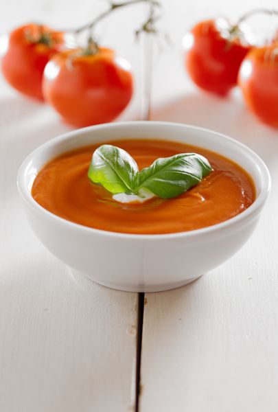 سوپ گوجه فرنگی با تزئین ریحان و ترکیب کپی