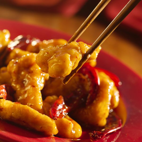 غذای چینی - خوردن مرغ جنرال tso با چاپستیک