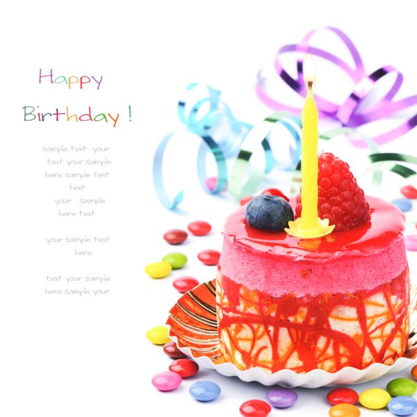 کیک تولد رنگارنگ جدا شده روی سفید