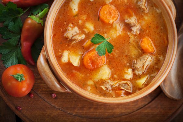 سوپ خوشمزه خورش گوساله با گوشت و سبزیجات روی چوب