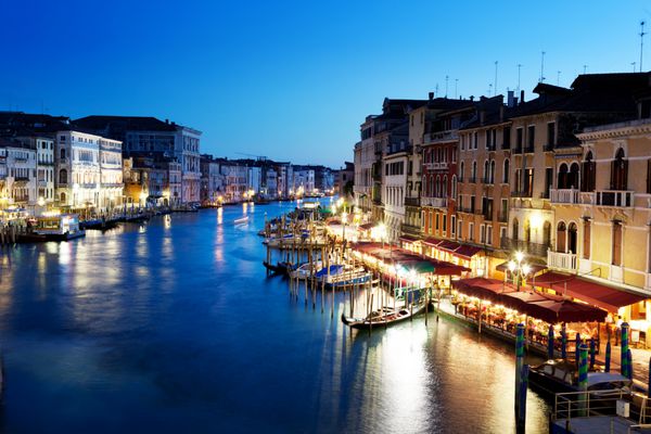 کانال بزرگ در ونیز ایتالیا در غروب آفتاب
