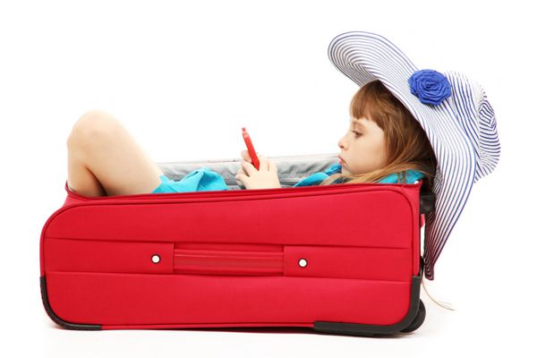 پرتره دختر کوچک در جعبه مسافرتی با کلاه جدا شده روی سفید