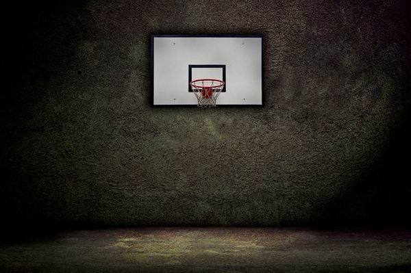 حلقه بسکتبال در زمین خالی در فضای باز
