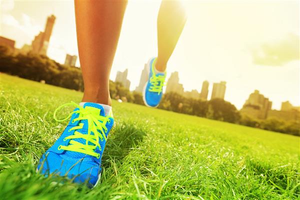 دونده - کفش های دویدن از کفش های دویدن زنانه دویدن زن در پارک مرکزی شهر نیویورک