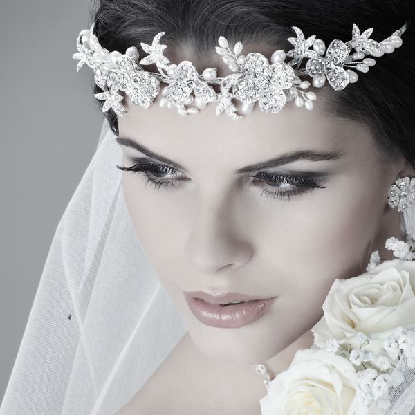 پرتره عروس زیبا لباس عروسی تزیین عروسی