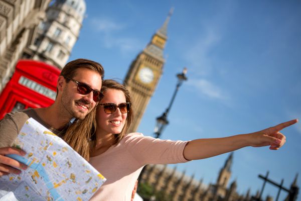 چند گردشگر در لندن که نقشه در دست دارند