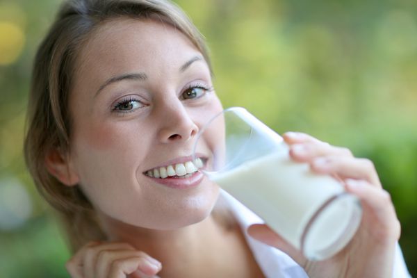 پرتره دختر سالم در حال نوشیدن شیر