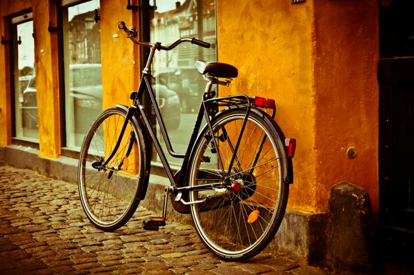 دوچرخه شهری کلاسیک قدیمی در کپنهاگ دانمارک