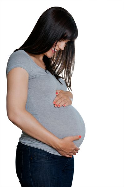 زن باردار خوشحال با دست های روی شکم جدا شده روی پس زمینه سفید