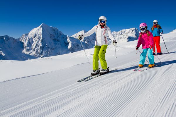اسکی زمستان درس اسکی - اسکی بازان در دامنه کوه