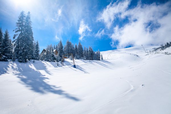 شیب در پیست اسکی در کارپات ها اوکراین