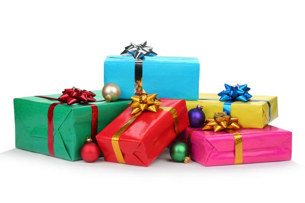 جعبه های هدیه و توپ های کریسمس جدا شده روی سفید