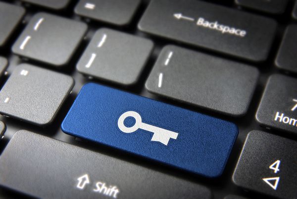کلید امنیتی اینترنت با نماد قفل روی صفحه کلید لپ تاپ شامل مسیر برش بنابراین شما به راحتی می توانید آن را ویرایش کنید