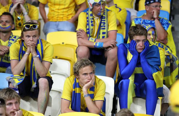 کی‌یف اوکراین - 15 ژوئن هواداران فوتبال سوئدی پس از شکست انگلیس از سوئد در بازی یوفا یورو 2012 خود در 15 ژوئن 2012 در کیف اوکراین واکنش نشان دادند