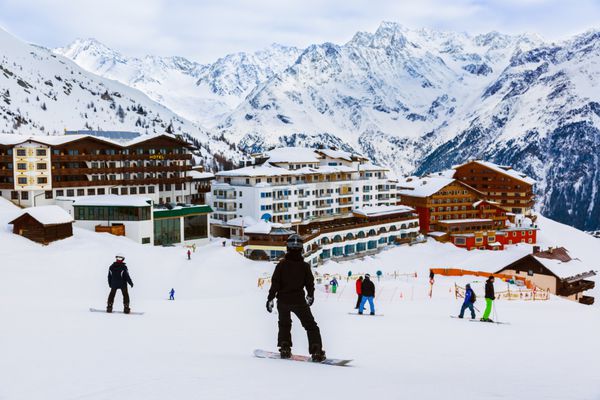 پیست اسکی کوهستانی اتریش فروخته شده - پس زمینه طبیعت و ورزش