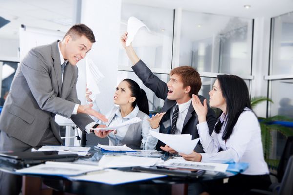 تضاد افراد تجاری مشکل کار تیمی با هم تاجران و زنان بحث جدی احساسات منفی تاجران در دفتر میز