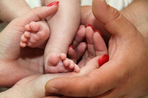 پای نوزاد و دست والدین