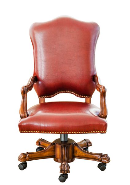 صندلی چرمی قرمز تزئینی به سبک قدیمی نوعی مبلمان جدا شده در پس زمینه سفید