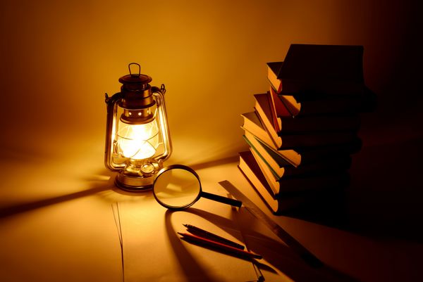 سوختن چراغ نفتی و کتاب مفهوم جادوی نور