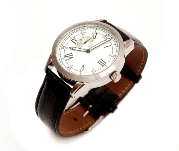 ساعت مکانیکی مردانه جدا شده در پس زمینه سفید