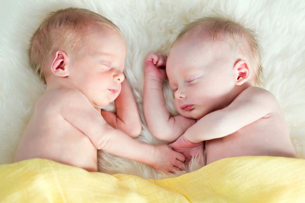دوقلوهای تازه متولد شده در خواب