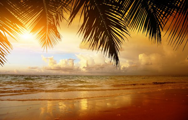 غروب خورشید در ساحل دریای کارائیب