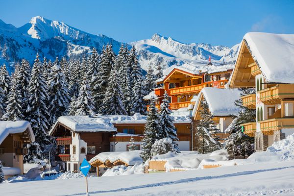 کلبه های پوشیده از برف در کوه های آلپ اتریش در منطقه تیرول