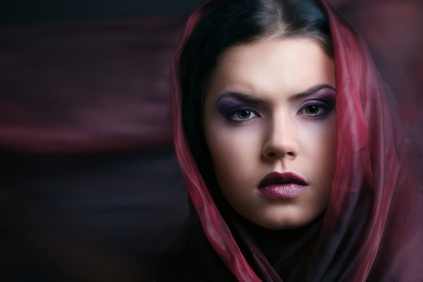 زن زیبا با روسری رنگ بنفش