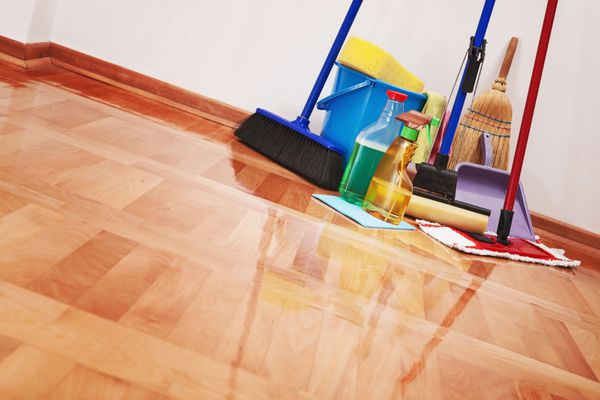لوازم تمیز کردن خانه - نظافت در اتاق کف
