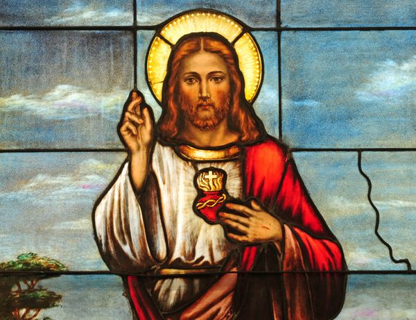 پنجره شیشه ای رنگی که قلب مقدس عیسی را به تصویر می کشد