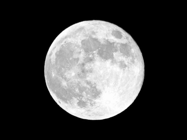 ماه کامل بر فراز آسمان سیاه تاریک در شب